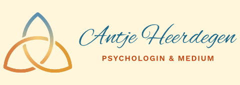 Logo von Antje Heerdegen, Psychologin und Medium, mit einem dreifachen Knotensymbol in Blau, Orange und Gold.